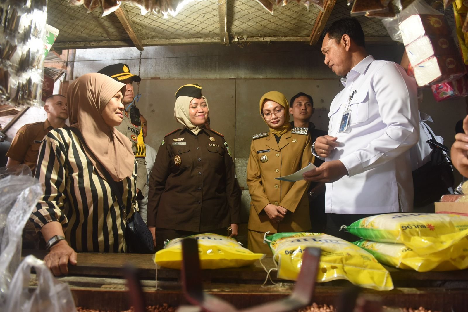 Mbak Wali Terjun ke Pasar Tradisional, Pastikan Pendistribusian Beras SPHP Aman