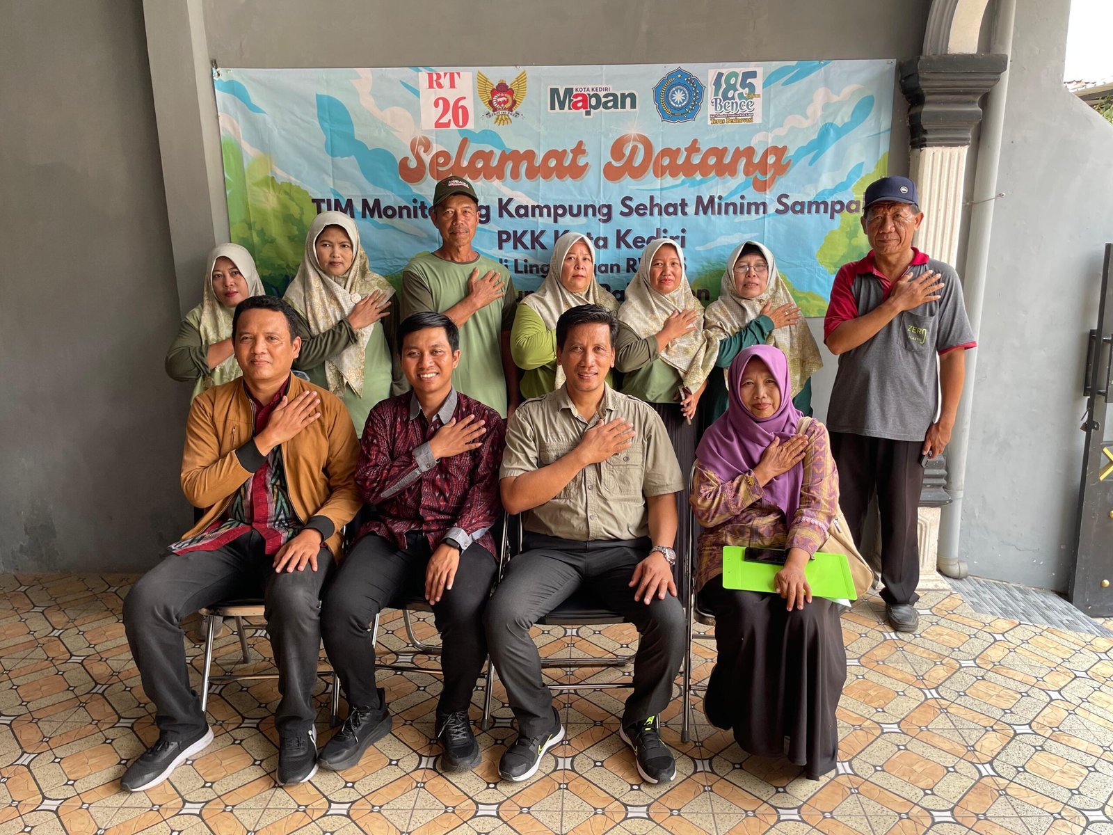 Tim Zero Waste Kota Kediri lakukan penilaian lomba kampung sehat minim sampah di Kelurahan Pakunden.