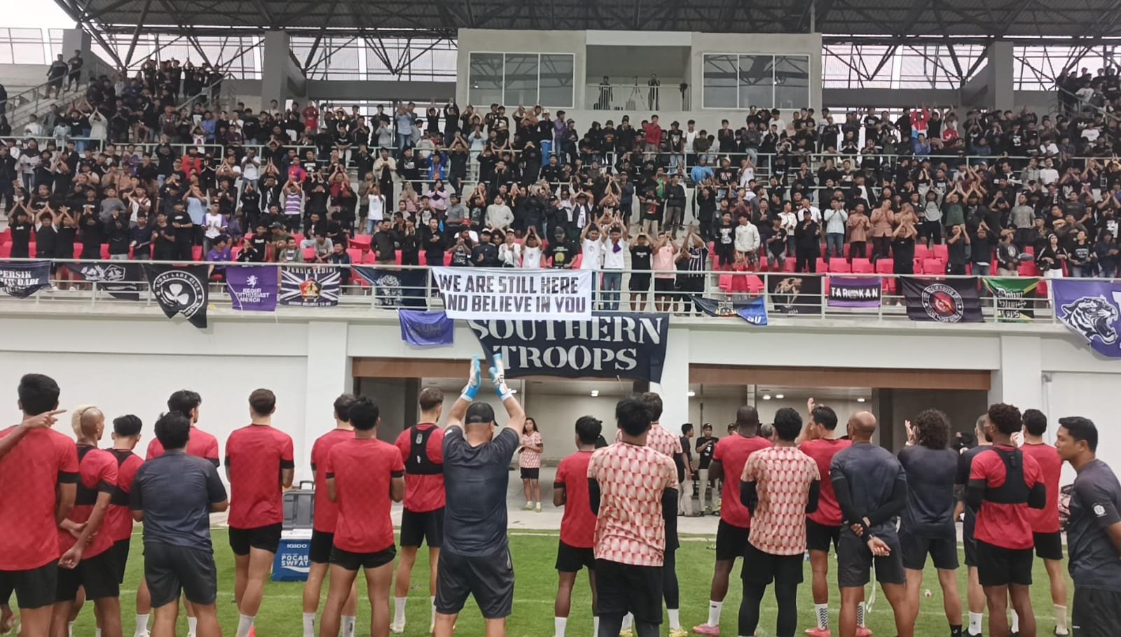 Jelang Derbi Jatim, Ribuan Suporter Persikmania Hadir Beri Motivasi Skuad Macan Putih