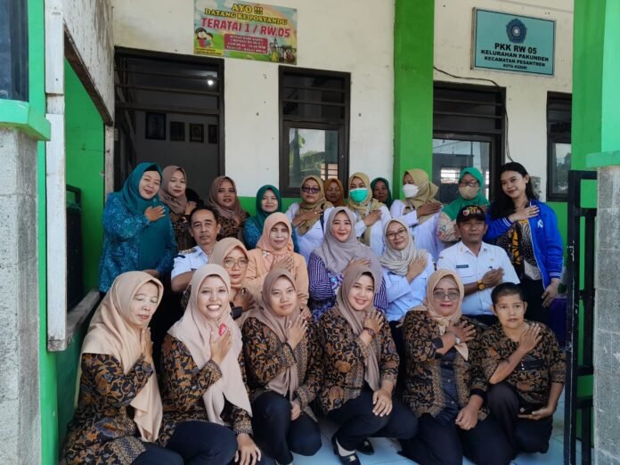 Ning Faiqoh istri Wawali Kediri Monetoring Posyadu Teratai Berkah RW 05 Kelurahan Pakunden.