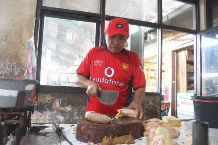 Harga Daging Ayam Tinggi, Pedagang Keluhkan Sepi Pembeli