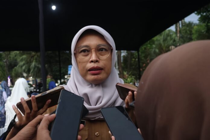 Libur Lebaran, Petugas DLHKP Kota Kediri Tetap Bekerja Demi Jaga Kebersihan Kota