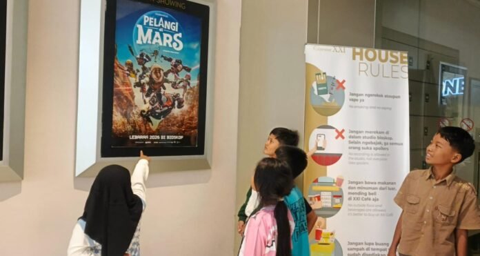 Pelangi di Mars Tayang Perdana, Disambut Antusias Penonton di Kediri
