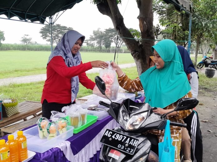 Penjual Takjil di jalan Barat Lapangan Bence awalnya Pesimis Kini pembeli mulai berdatangan.