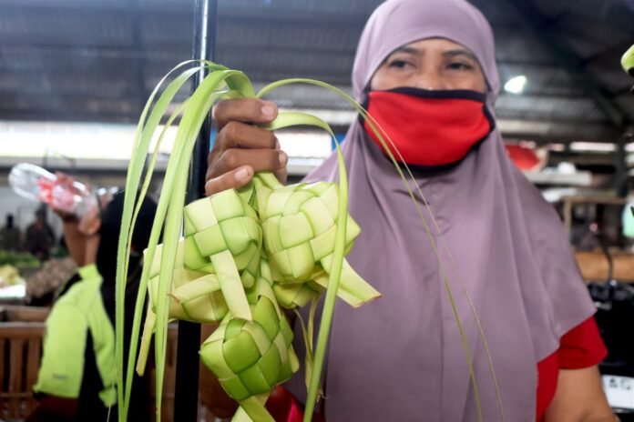 Penjual Ketupat Dadakan Mulai Ramai Di Kota Kediri, Berikut Harganya