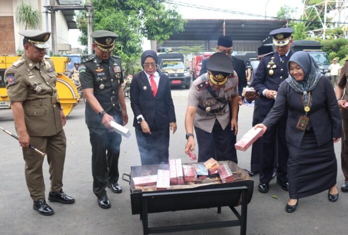 Pemkab Kediri Musnahkan Ribuan Rokok Ilegal Hasil Operasi Gabungan