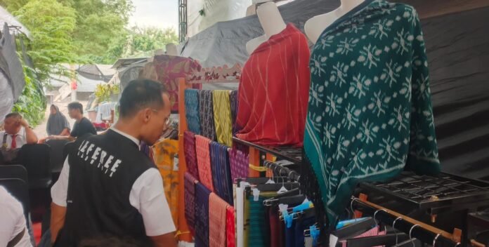 Dukung Program Sport Tourism, KONI Kota Kediri Ajak Peserta Kejuaraan Taekwondo ke Kampung Tenun Ikat