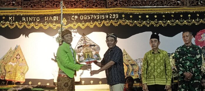 Banyolan Renyah Tersaji Pada Pentas Wayang Kulit Bence Pakunden yang dihadiri Camat Pesantren.