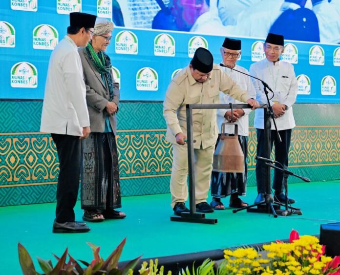 Tutup Munas dan Konbes NU, Presiden Pukul Kenteng Bekas Bom 9 Kali