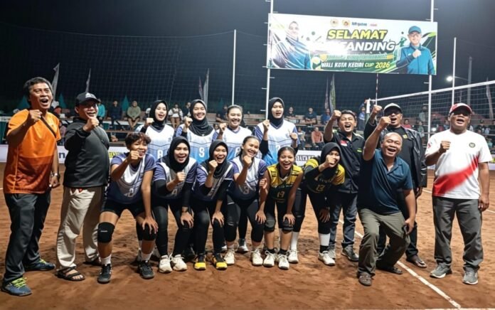 Tim Putri Kelurahan Ngronggo taklukan lawanya Kelurahan Gayam pada Turnamen Bola Voli Walikota Kediri Cup.