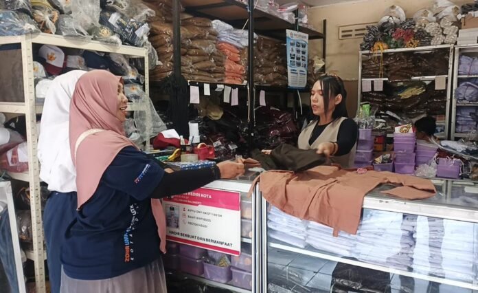 H-10 Jelang Ajaran Baru, Penjualan Seragam Sekolah di Jalan Stasiun Kota Kediri Mulai Ramai