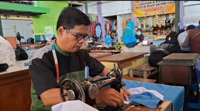 Jelang Tahun Ajaran Baru, Penjahit di Pasar Pahing Kediri Kebanjiran Order Seragam Sekolah