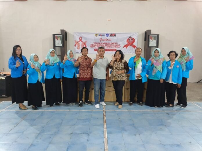 HIV tidak menular lewat berjabatan tangan diangkat pada Sosialisaisi WPA Kelurahan Pakunden.