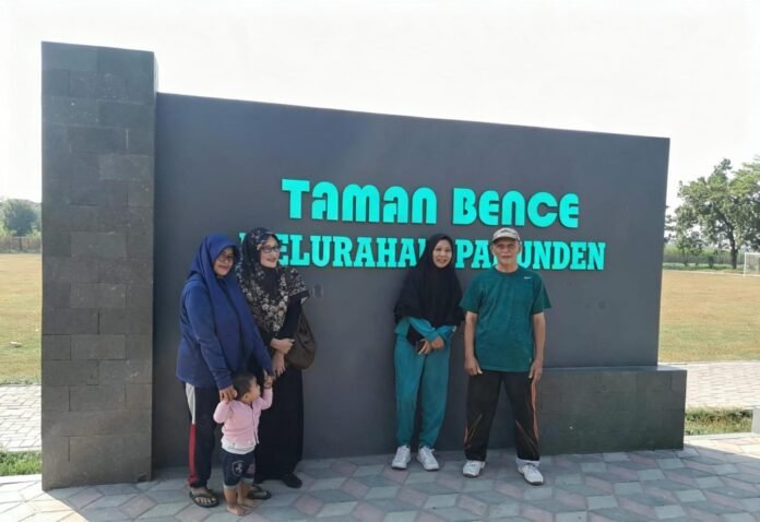 Taman Bence yang menyatu dengan lapangan menjadi daya tarik warga untuk ber olah raga dan wisata.
