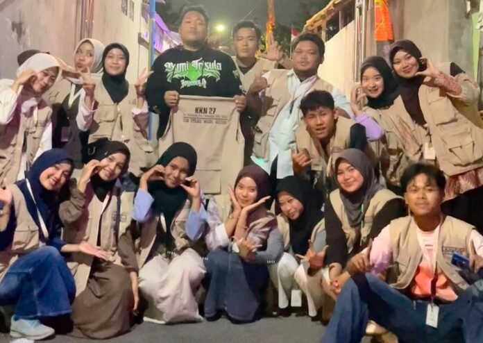 Mahasiswa KKN UIN Syeh Wasil Kediri tertarik Melakukan Penilaian lomba hias lingkungan bebas sampah.JENDELA