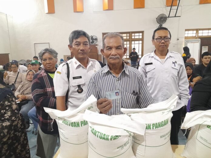 Warga Kelurahan Pakunden digelontor Bantuan Pangan oleh Pemerintah Kota Kediri melalui Bulog