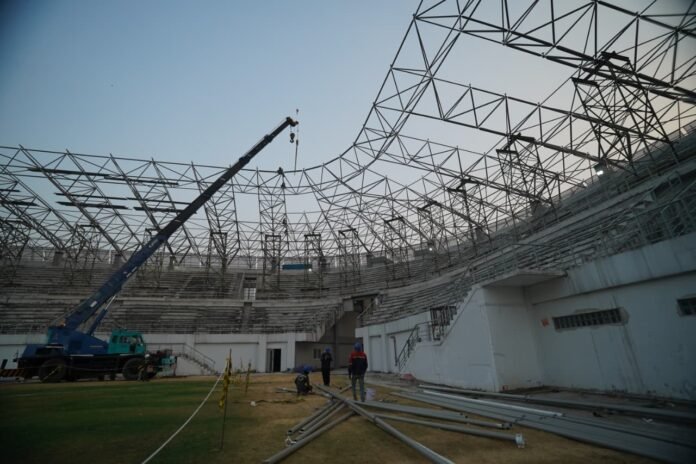Target Selesai Akhir November, Pemasangan Rangka Atap Stadion GDJ Gunakan 3 Crane