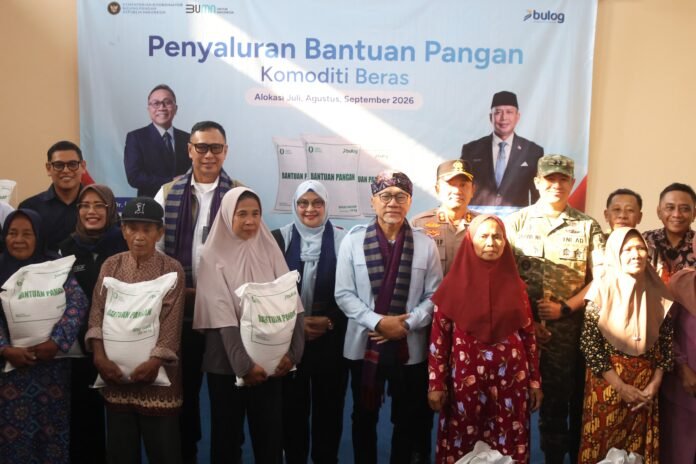 Zulkifli Hasan Bagikan Beras ke 251.412 Warga Kediri, Masing-masing Terima 30 Kg