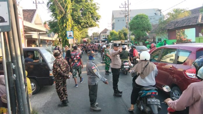 Karnaval Budaya Lingk. Bence Meriah, Polisi Sukses Urai Kepadatan di Jalan Poros Provinsi.