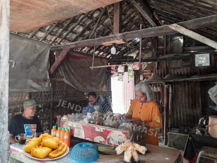 Warung Kopi Gedhek Legendaris Mbah Muk di Bence Kediri Tetap Eksis 50 Tahun, Kopi Lepek Rp 3 Ribu Jadi Magnet.